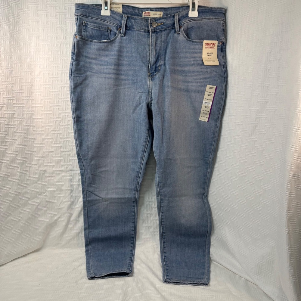 NWT / Woman's Levi's Signature Mid Rise Skinny Jeans‎ / Size 16S / Sku0202